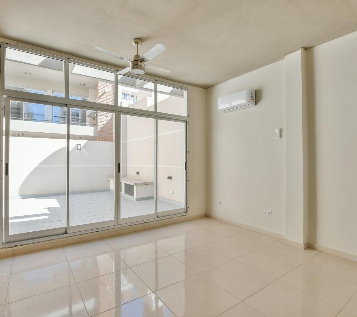 Foto de VENTA - Departamento 2 dormitorios con balcón y cochera. Centro, imagen 2