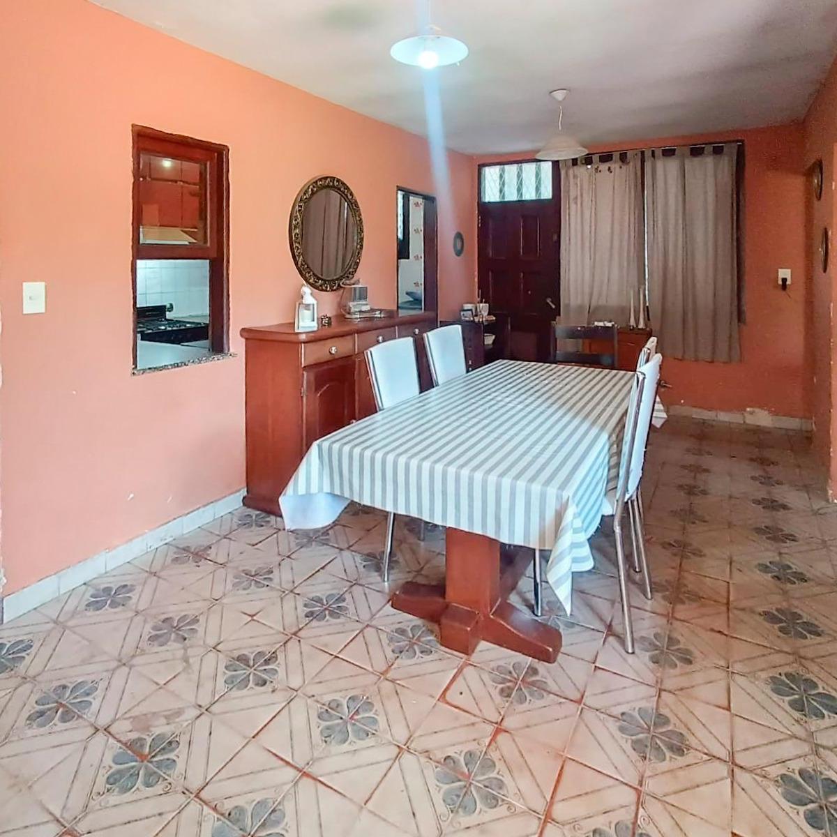 Venta - Casa de 5 Dorm. con Patio y Piscina. España y Hospitales, Rosario. 2