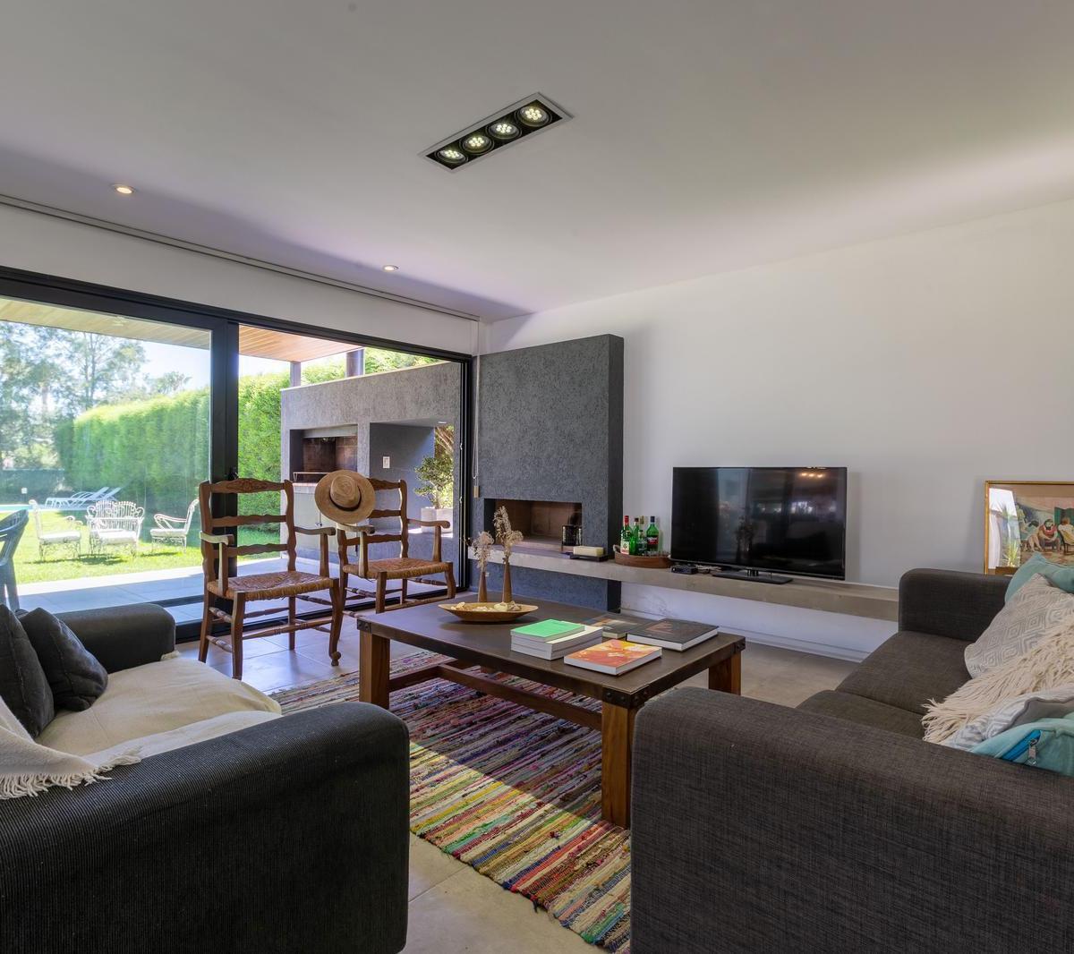 VENTA/PERMUTA - Casa de 3 dormitorios. Puerto Roldán.