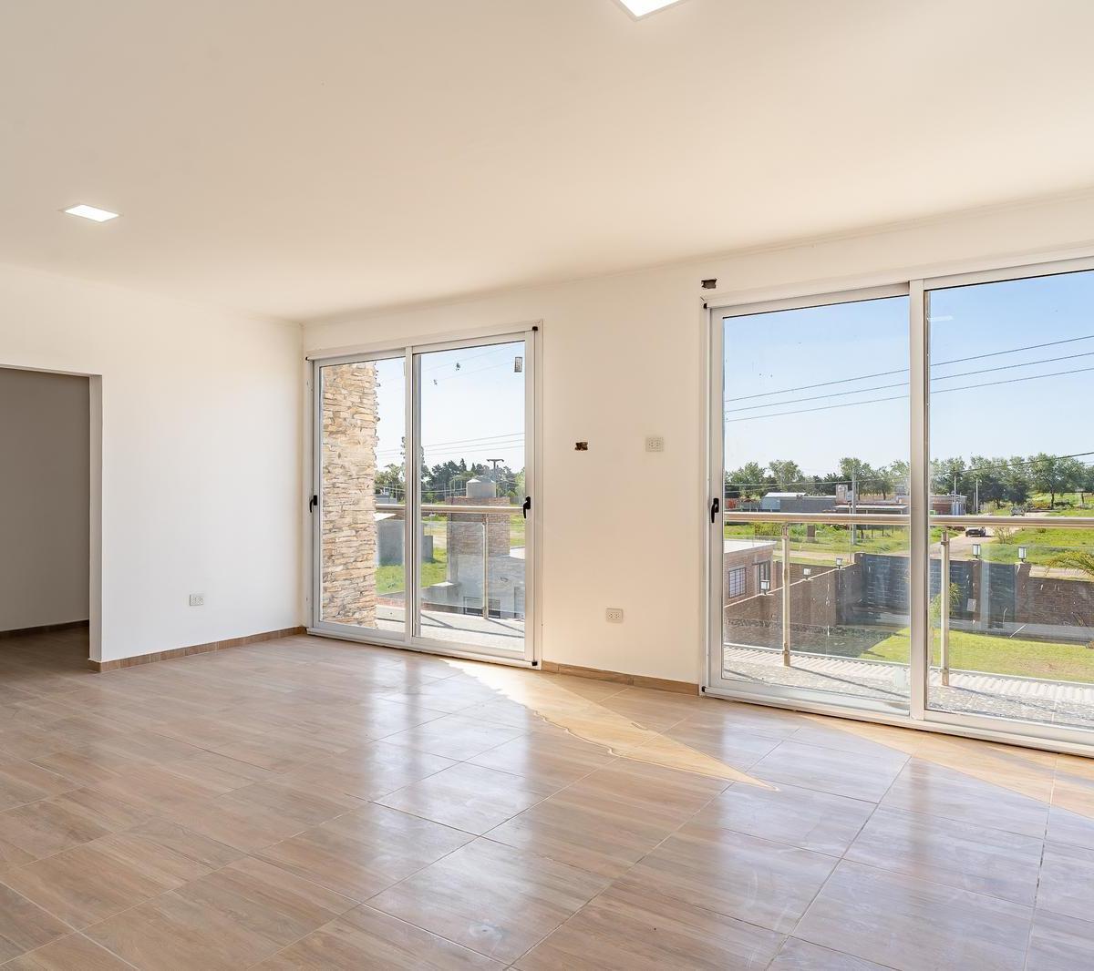 Venta/permuta - Casa - 5 Dorm. - Pileta y Quincho - Palo Alto, Pueblo Esther 1