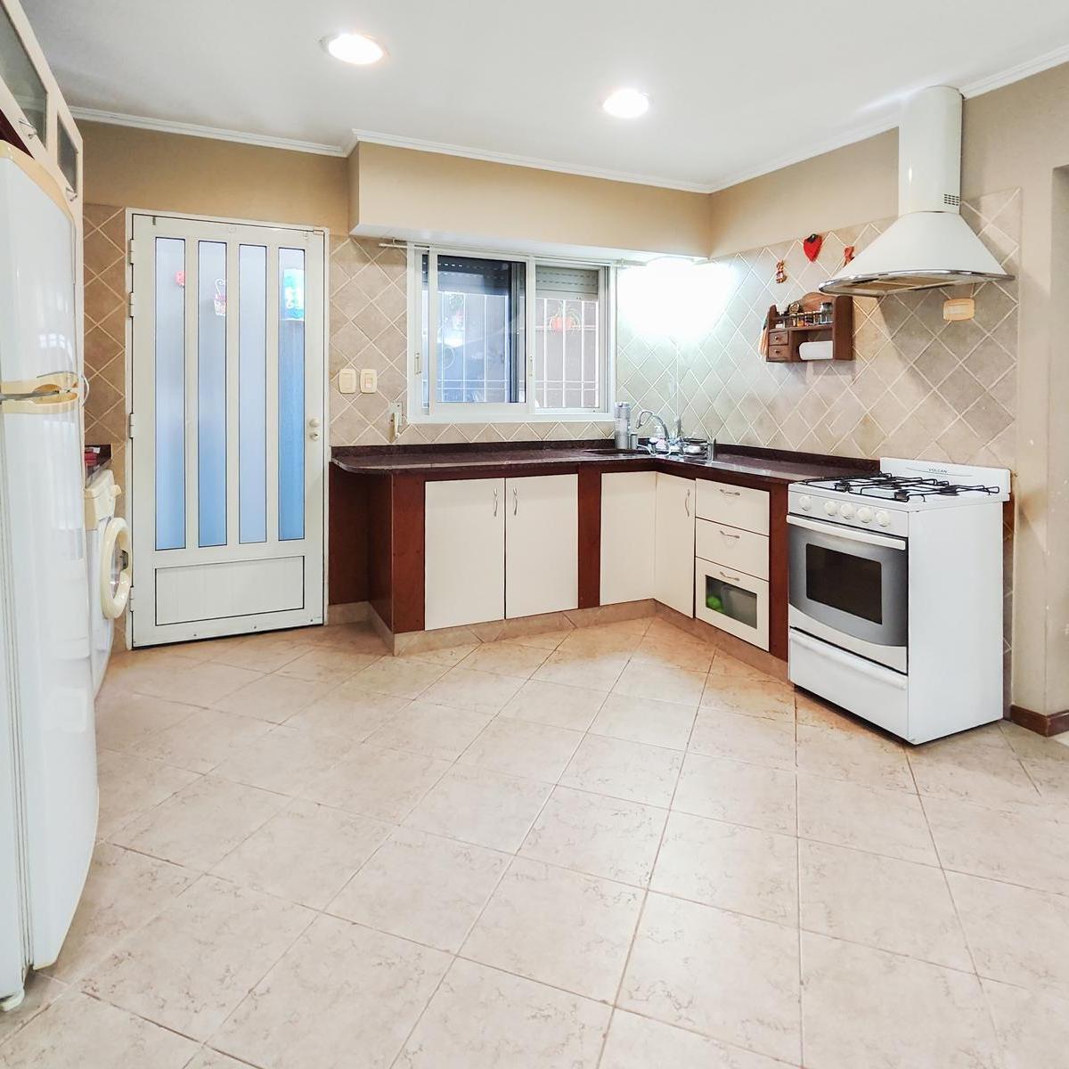 Venta/permuta - Casa de 3 Dorm. con Cochera, Jardín y Pileta. Granadero Baigorria. 1