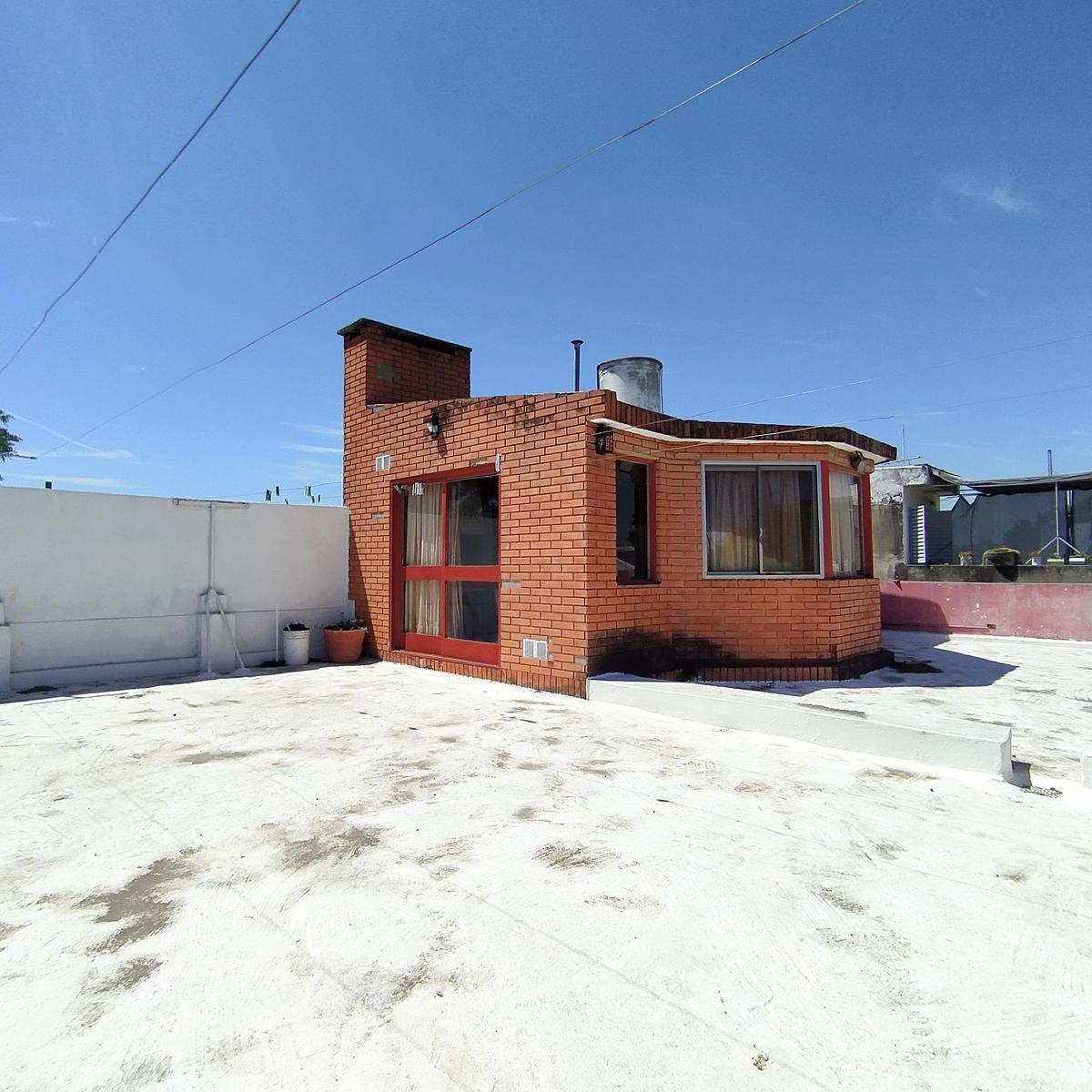 Venta/permuta - Casa de 3 Dorm. con Cochera, Quincho y Local Comercial. Alvear, Rosario. 5