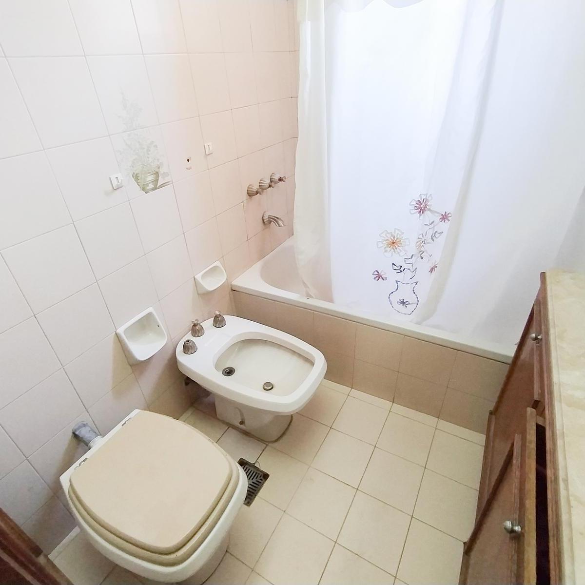 Venta/permuta - Casa de 3 Dorm. con Cochera, Quincho y Local Comercial. Alvear, Rosario. 2