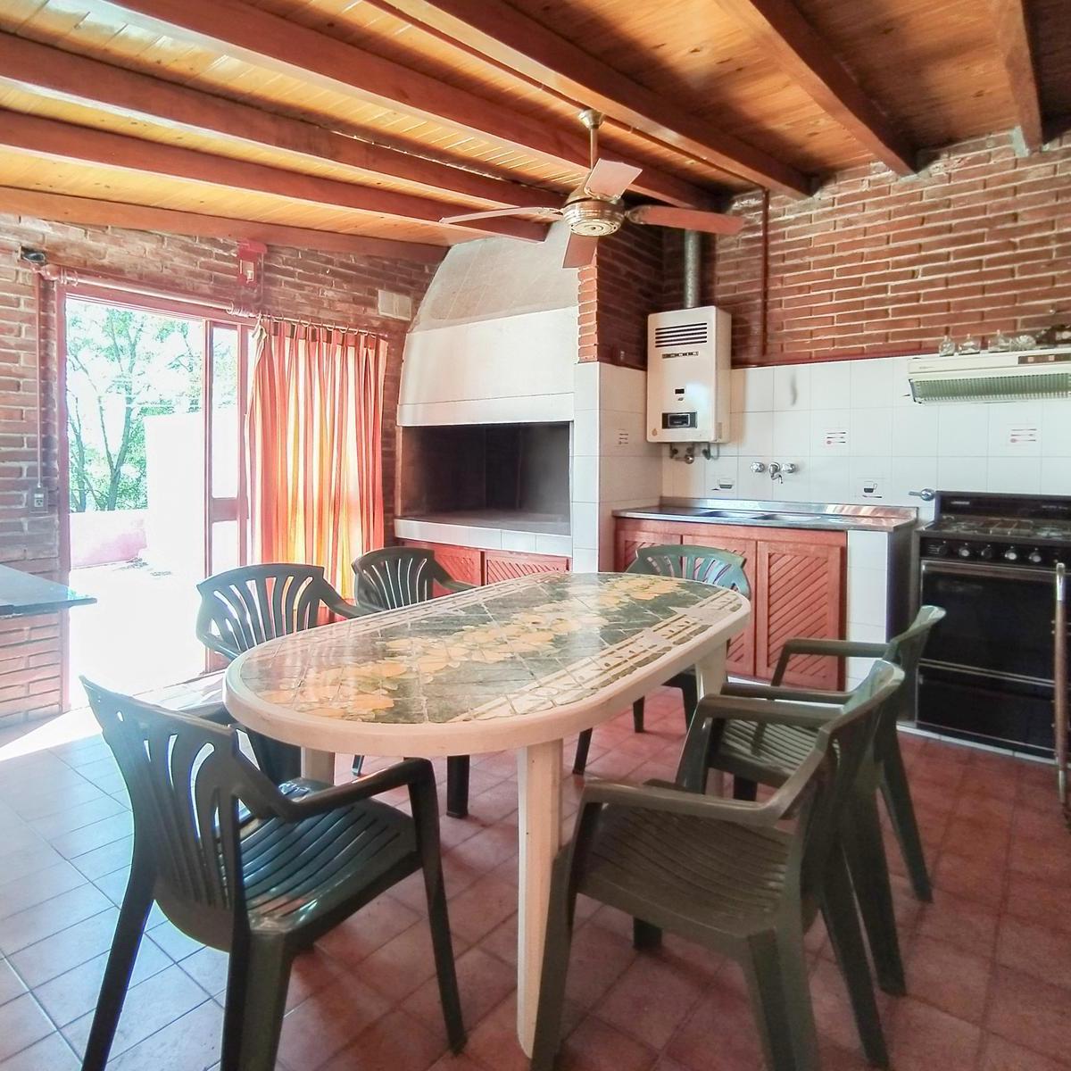 Venta/permuta - Casa de 3 Dorm. con Cochera, Quincho y Local Comercial. Alvear, Rosario. 1