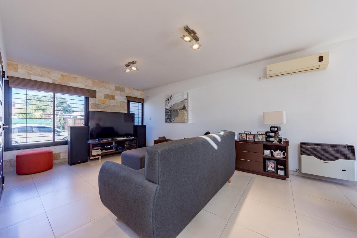 Venta/permuta – Casa 3 Dorm. con Jardín y Pileta - Las Pérgolas, Soldini. 1