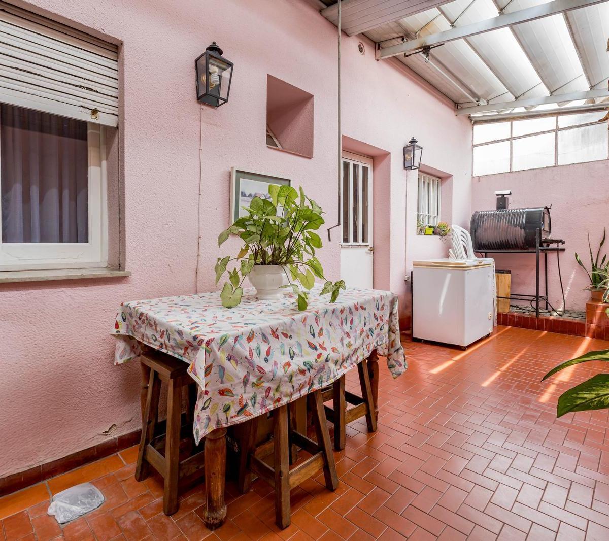 VENTA/PERMUTA - Casa de 3 dormitorios con cochera, patio, terraza y pileta. Ludueña, Rosario.