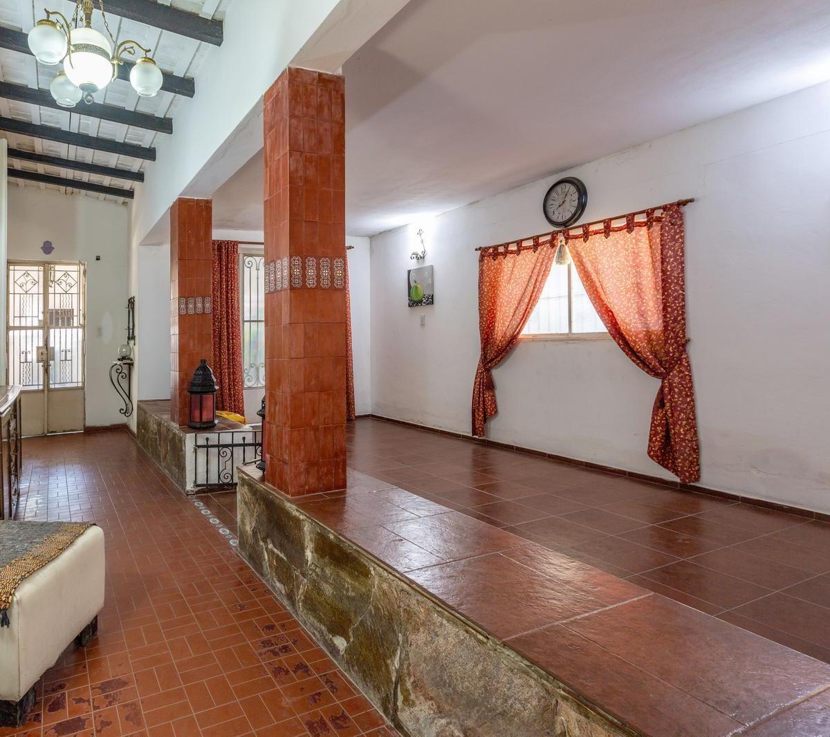 VENTA/PERMUTA - Casa de 4 dormitorios con jardín, pileta y cochera. Triangulo, Rosario.