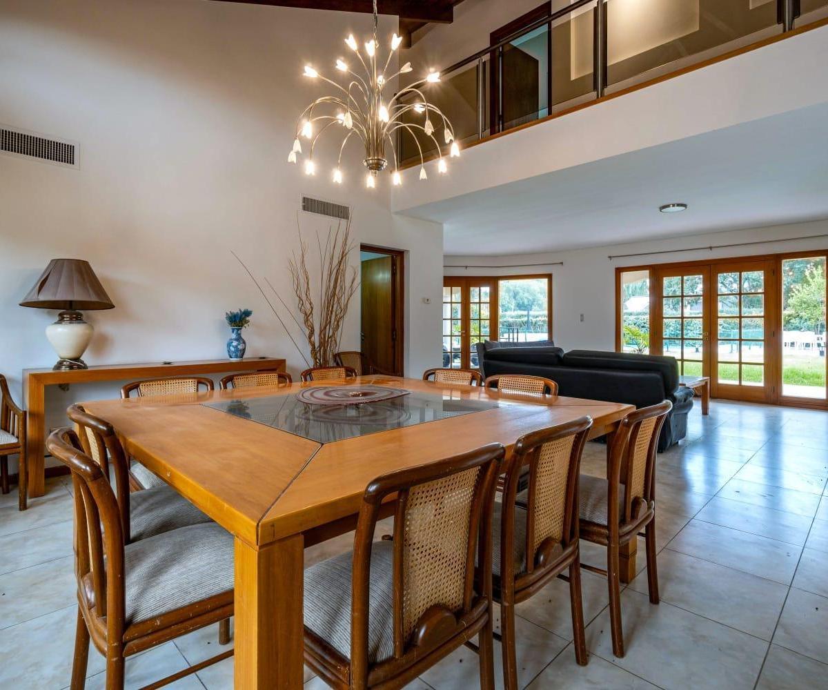 VENTA/PERMUTA – Casa de 4 dormitorios con amenities. San Marino, Funes Hills.