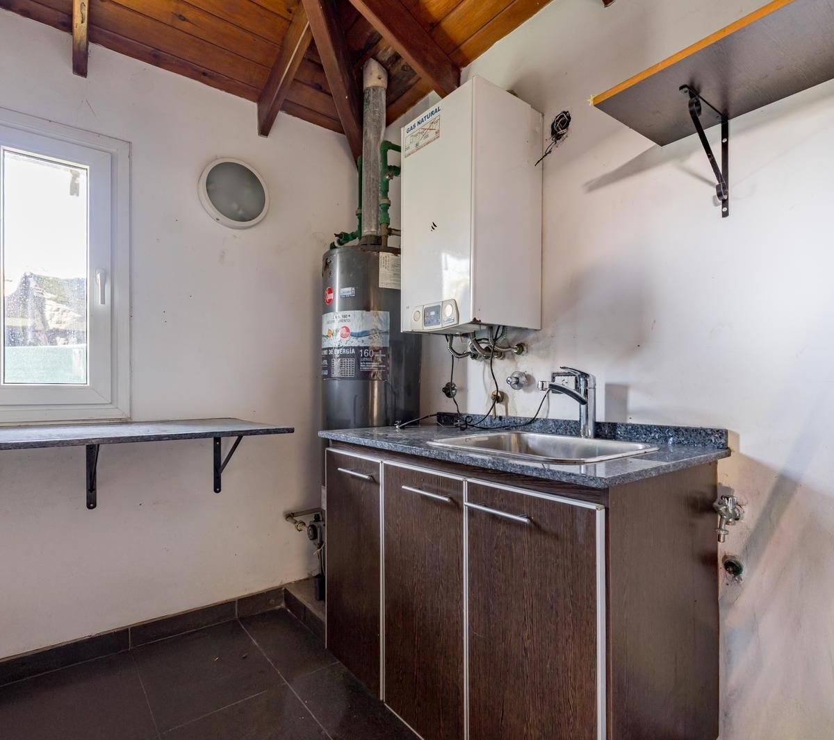 Venta/permuta - Casa de 3 Dorm. con Jardín, Pileta y Galería. Fisherton, Rosario. 2