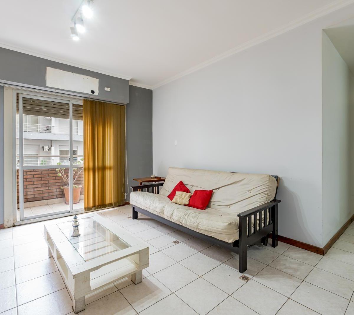 VENDE - Departamento de 3 dormitorios con balcón. Martin, Rosario.