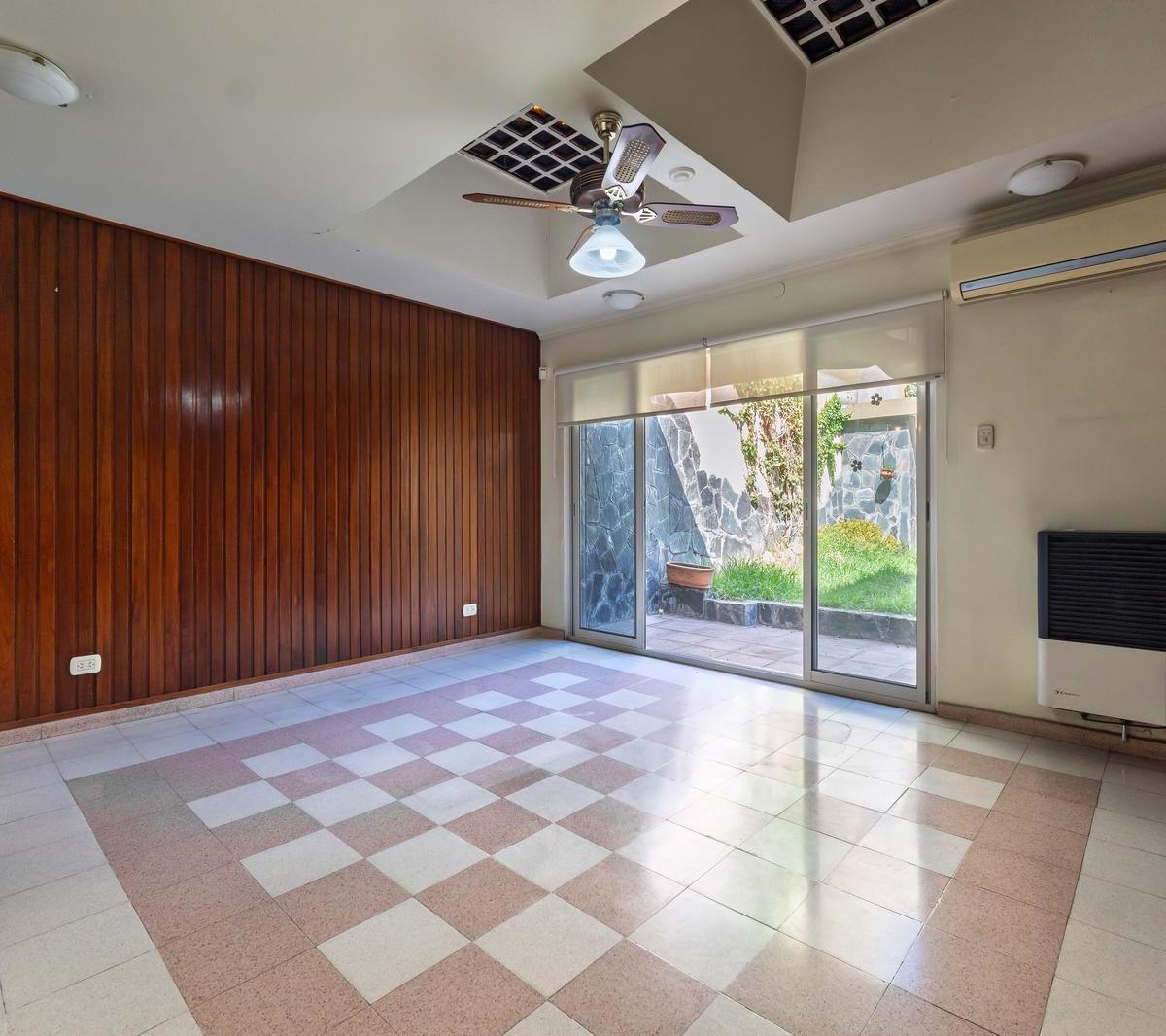 Venta - Casa de Estilo Tudor Al Frente. Lourdes, Rosario. 1