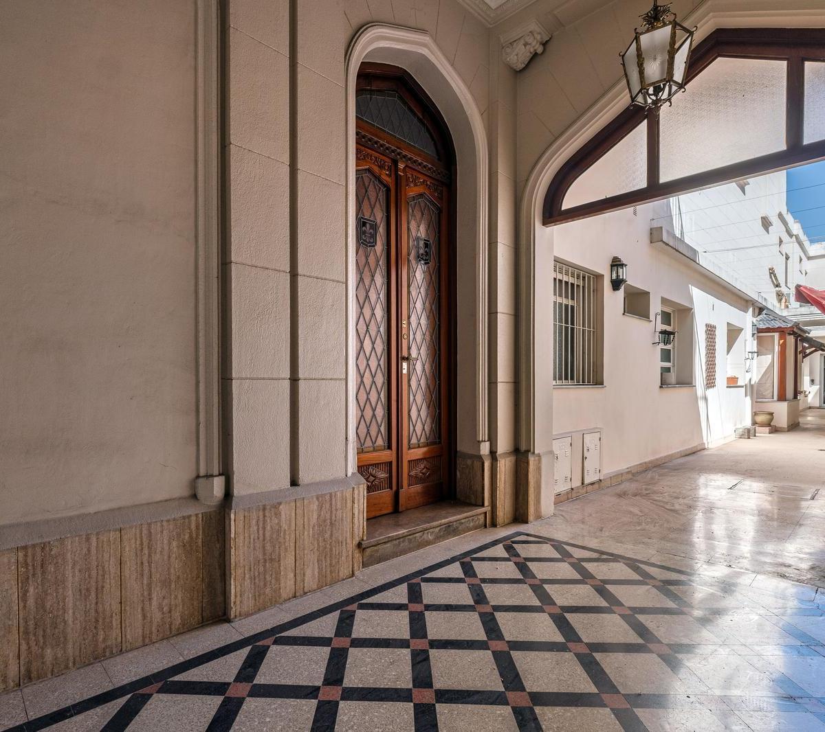 Venta - Casa de Estilo Tudor Al Frente. Lourdes, Rosario. 5