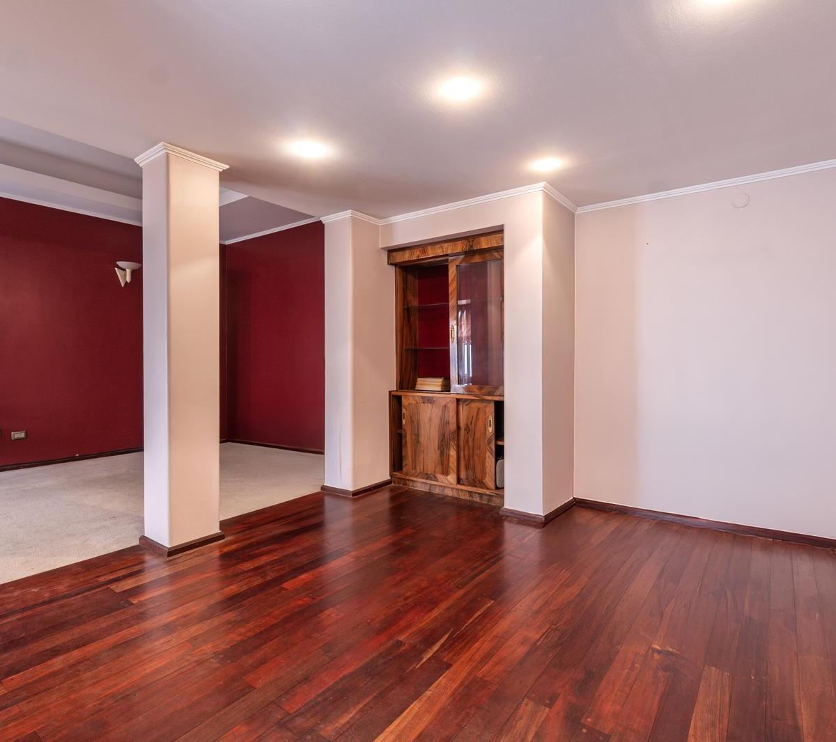 Venta - Casa de Estilo Tudor Al Frente. Lourdes, Rosario. 1