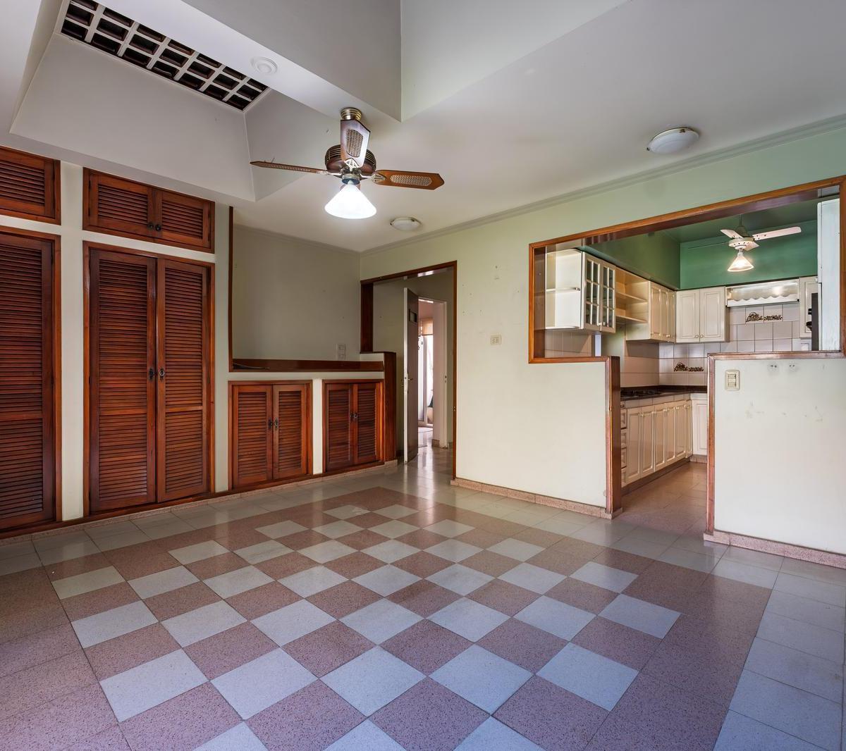 Venta - Casa de Estilo Tudor Al Frente. Lourdes, Rosario. 5