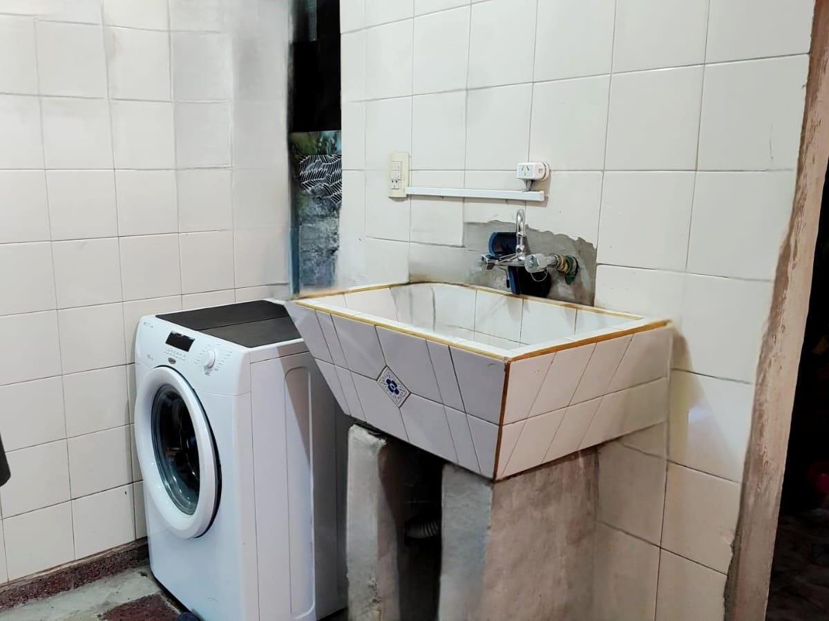 VENTA - Casa de 3 dormitorios con patio, parrillero y galpón. Las Heras, Rosario.
