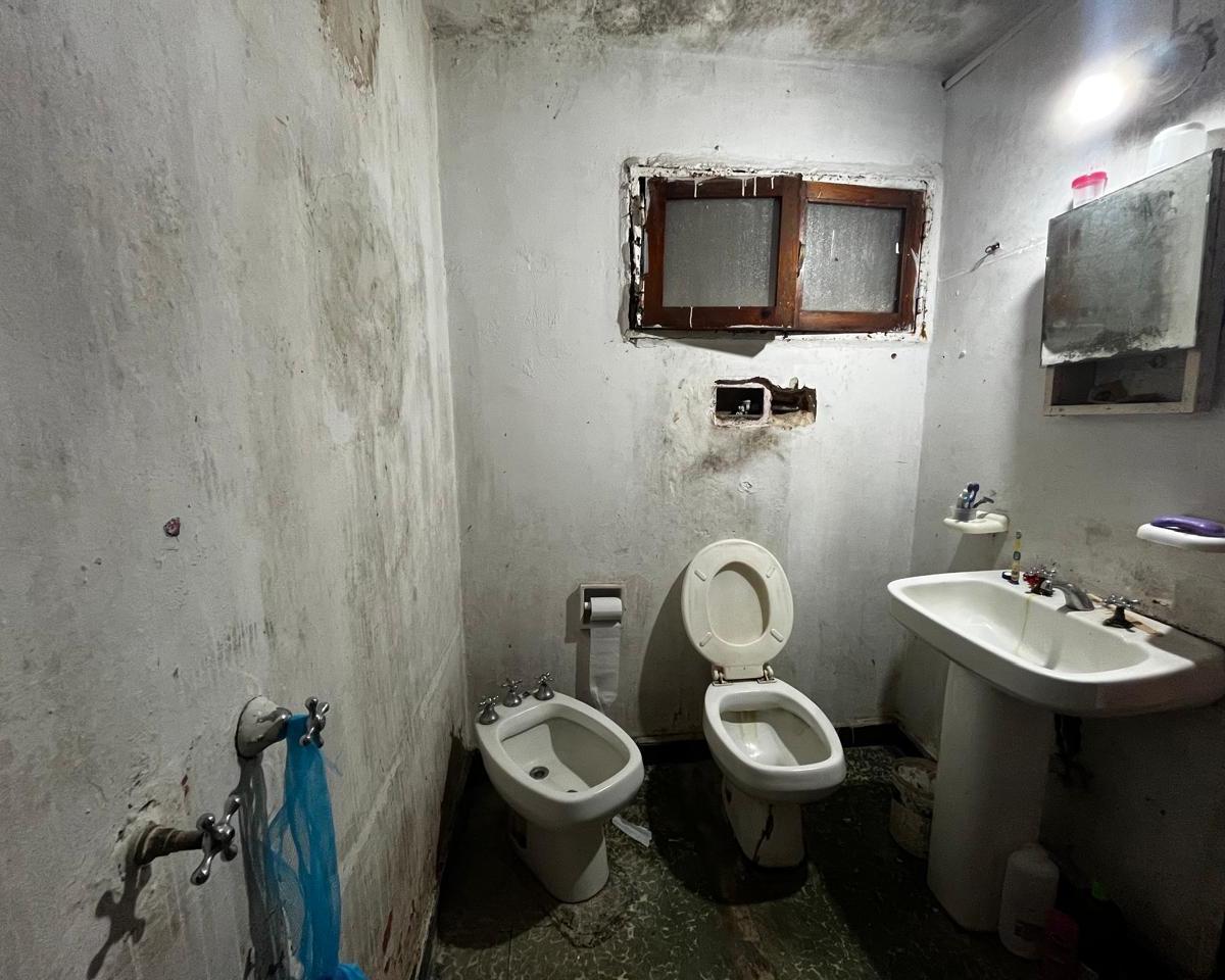 Venta - Casa de 4 Dorm., a Reciclar, Patio Seco, Jardín y Local Comercial. Belgrano, Rosario. 3