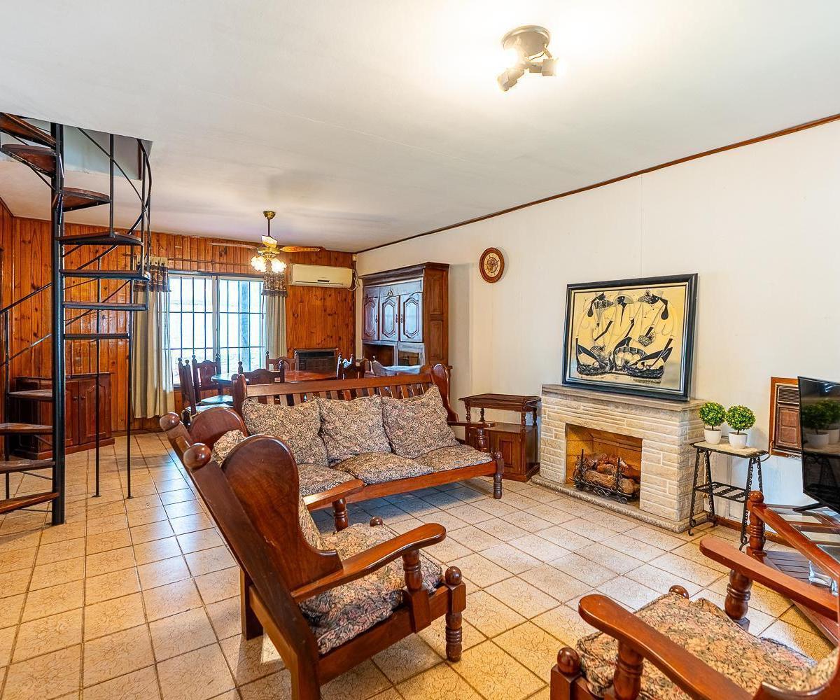 VENTA - Casa de 3 dormitorios con cochera. Alberdi, Rosario.