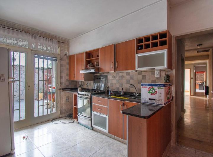 VENTA/PERMUTA - Casa 5 dormitorios , patio y cochera - Azcuénaga, Rosario. 2