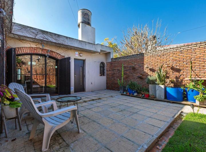 VENTA | PERMUTA - Casa de 2 dormitorios, cochera y patio - Barrio Matheu, Rosario. 2