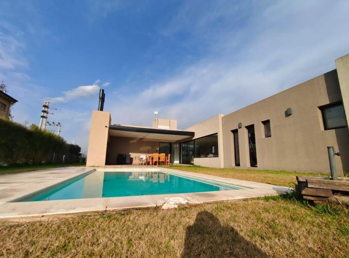 Casa 3 dormitorios  en alquiler Barrio Privado Puerto Roldán 5