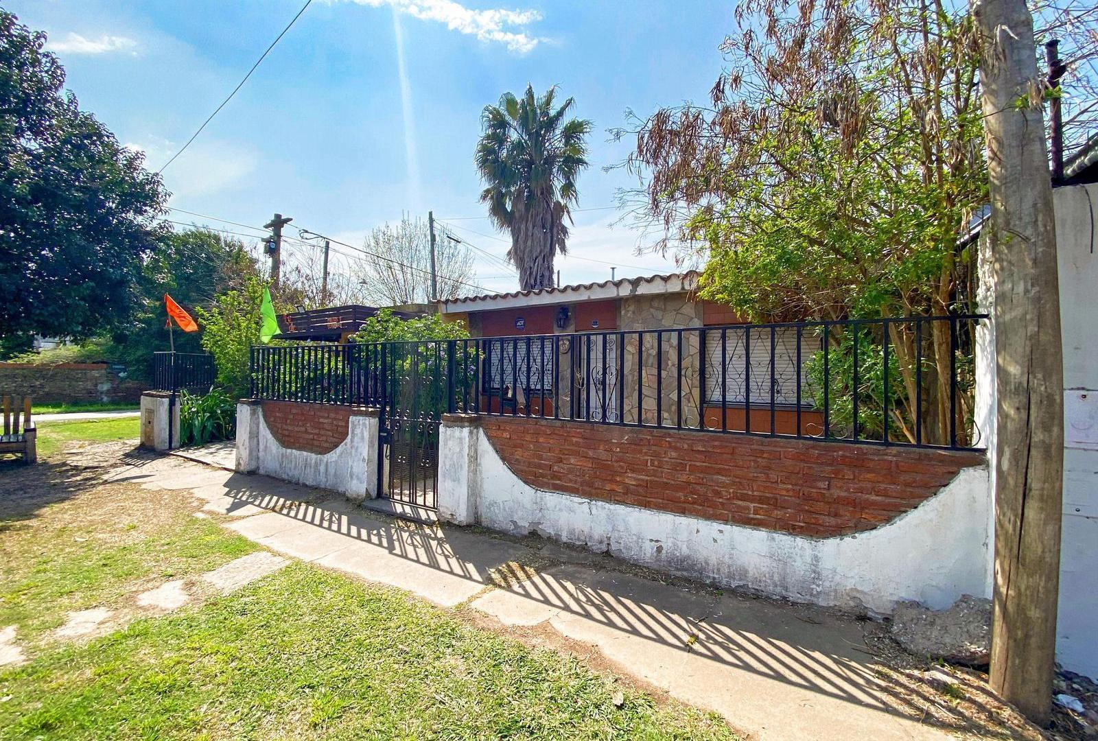 VENTA | PERMUTA - Casa al frente 2 dormitorios con local comercial - Fisherton, Rosario.