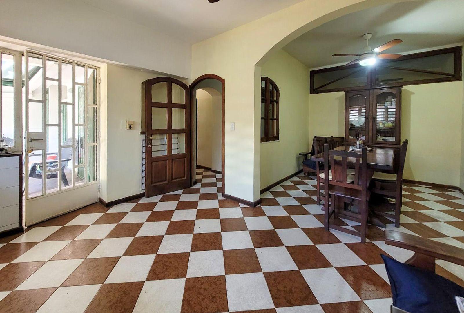 VENTA | PERMUTA - Casa de 3 dormitorios con jardín, y cochera - Fisherton.