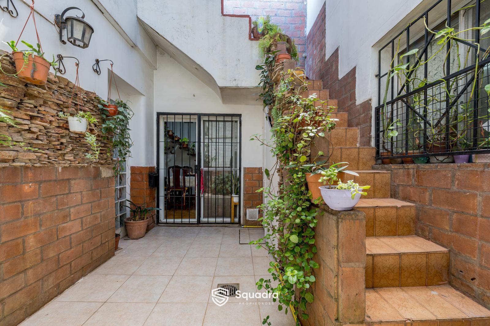 VENTA - Casa de pasillo de dos dormitorios, con patio. Lourdes, Rosario. APTO CRÉDITO.