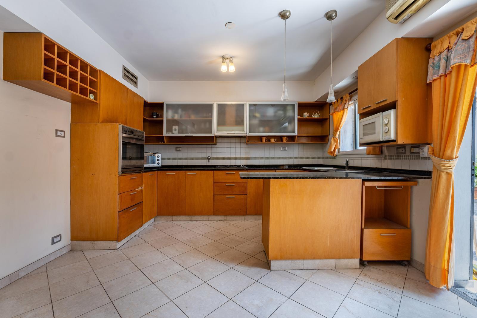 VENTA - Casa de 3 Dormitorios, patio, quincho y cochera. Echesortu, Rosario. APTA CRÉDITO.
