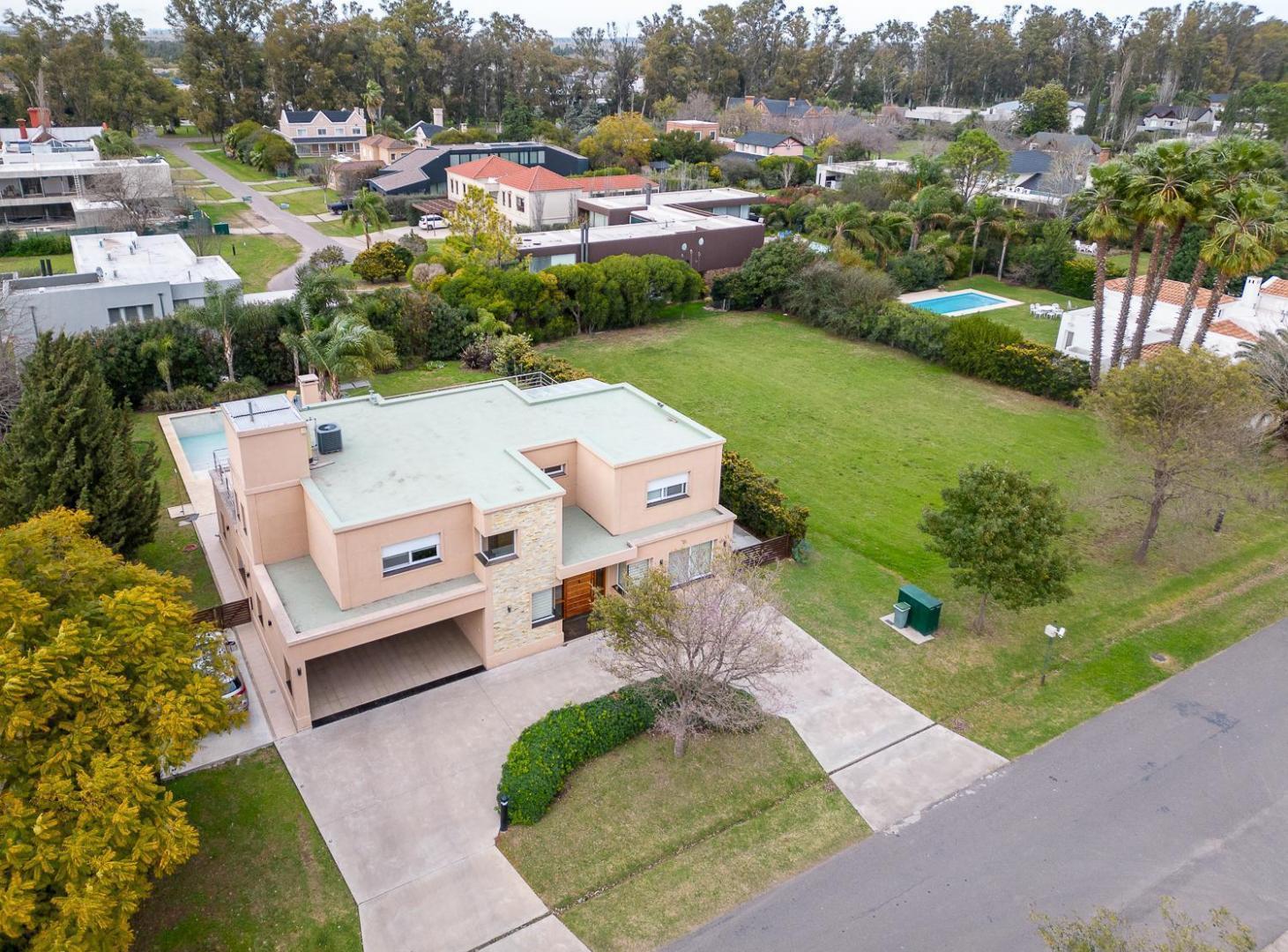 VENTA - Casa de 4 dormitorios, piscina, quincho y 3 cocheras - Kentucky Club de Campo, Funes.
