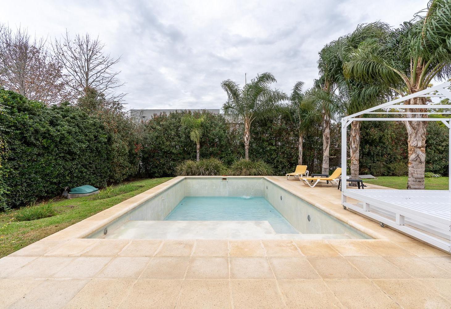 Foto de VENTA - Casa de 4 dormitorios, piscina, quincho y 3 cocheras - Kentucky, imagen 5