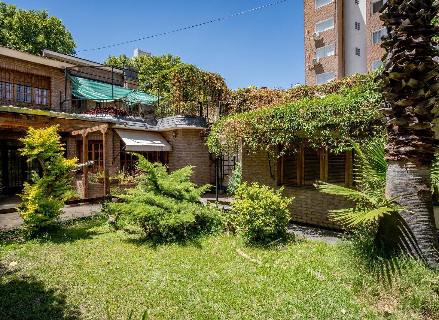 VENTA - Casa de 3 dormitorios con cochera, quincho y jardin. Echesortu, Rosario. APTO CREDITO