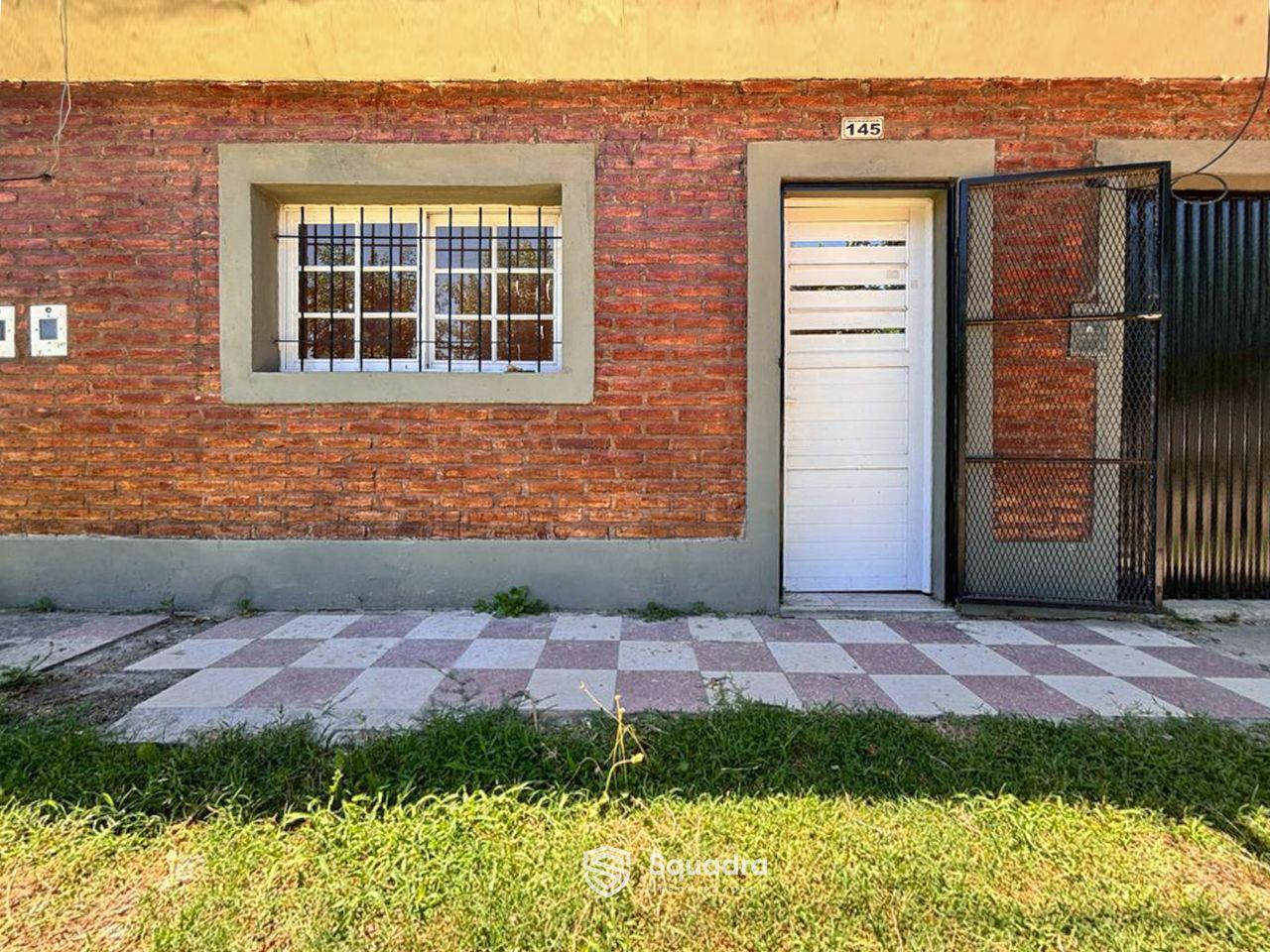 VENTA - 3 casas construidas en un mismo lote de 197,90 m2. Desarrolladas en dos plantas. Ibarlucea.
