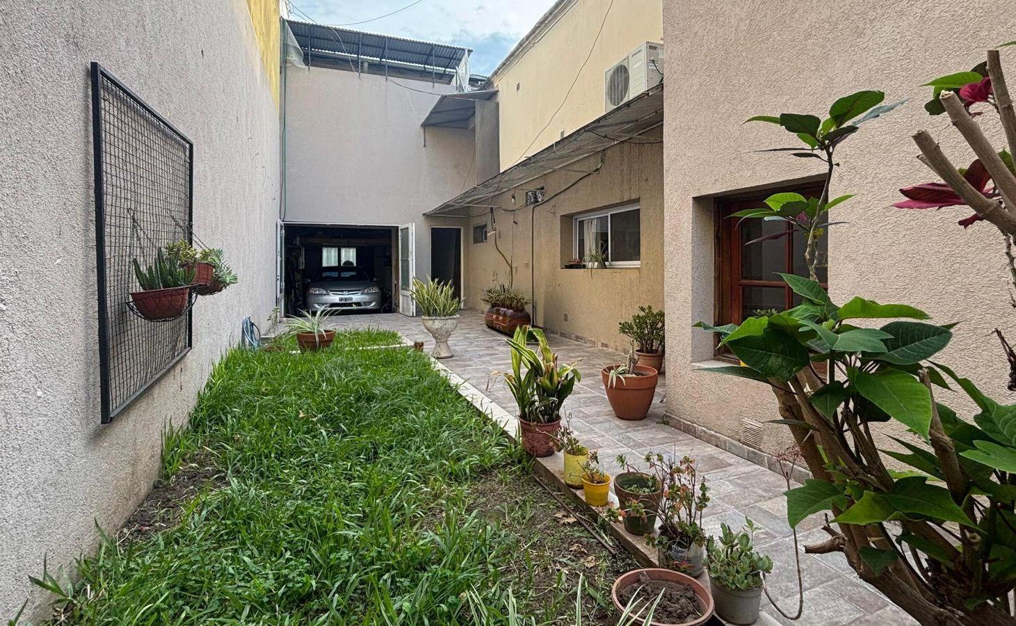 VENTA | PERMUTA - Casa de 4 dormitorios, local comercial, patio y cochera - Abasto, Rosario.