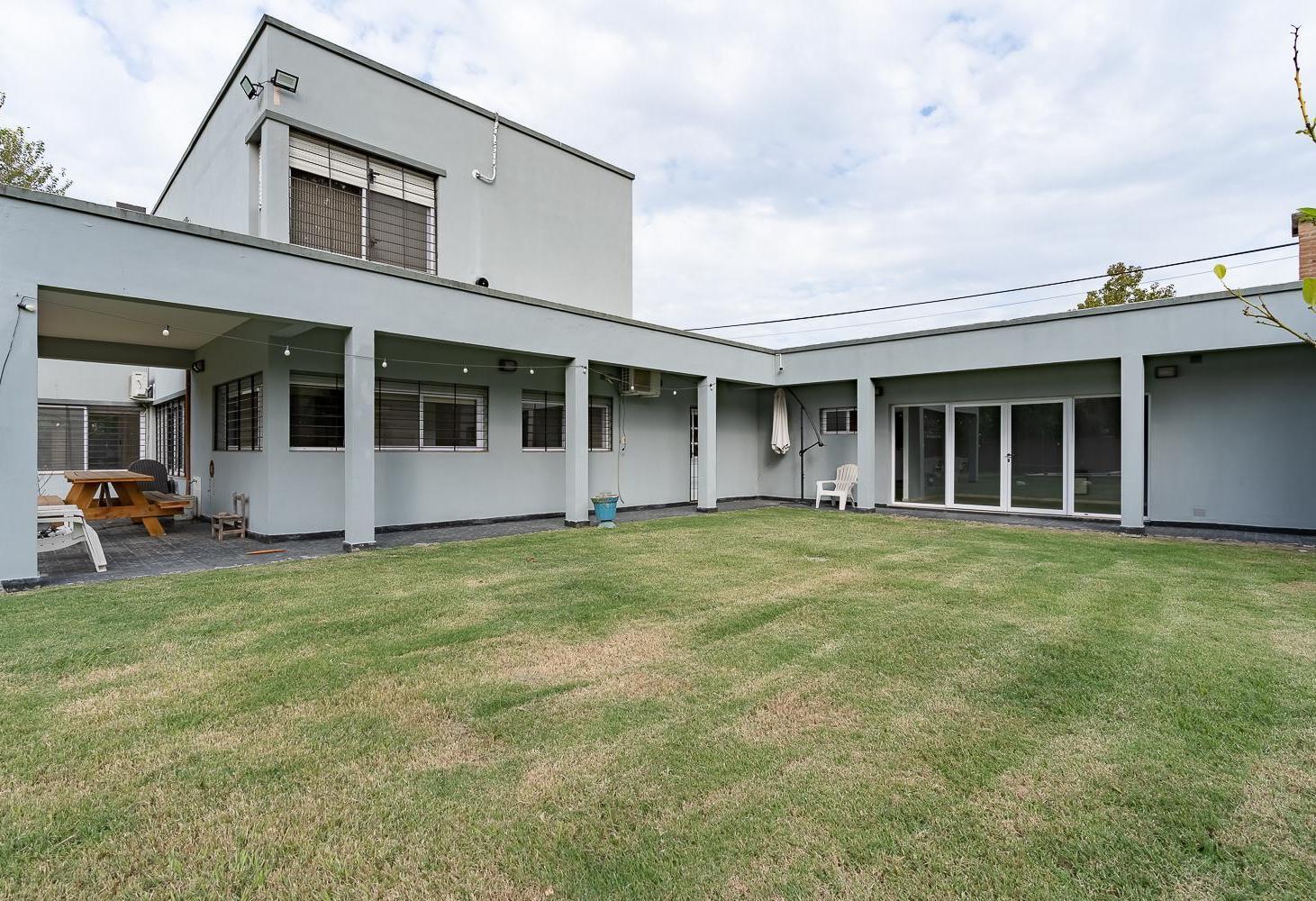 VENTA - Casa 5 Dormitorios piscina, jardín y galería - Funes.