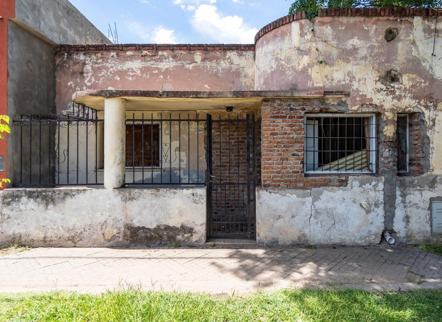 VENTA - Casa a refaccionar de 2 dormitorios y patio - San Lorenzo.