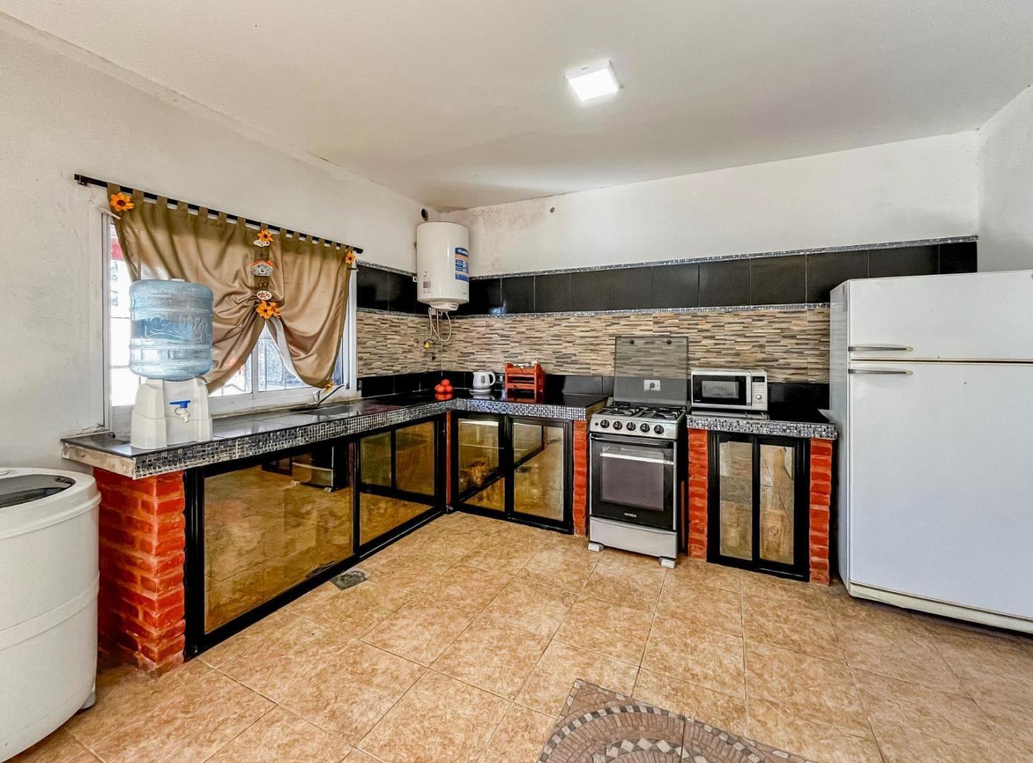 Foto de VENTA | PERMUTA - Casa de 2 dormitorios, jardín y pileta - Andino, imagen 2