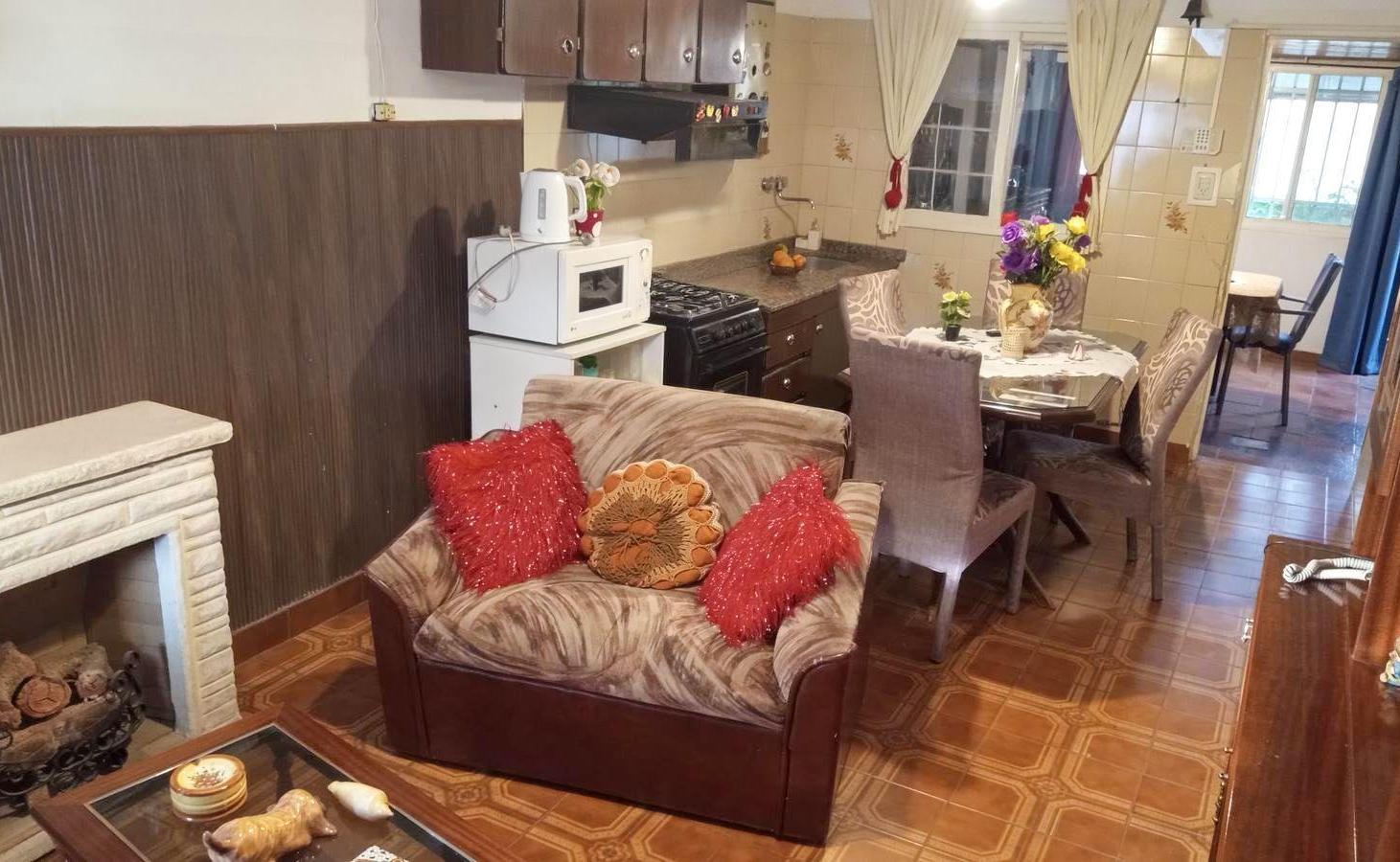 VENTA | PERMUTA - Casa 2 dormitorios y patio. Barrio Belgrano, Rosario. - APTO CRÉDITO.