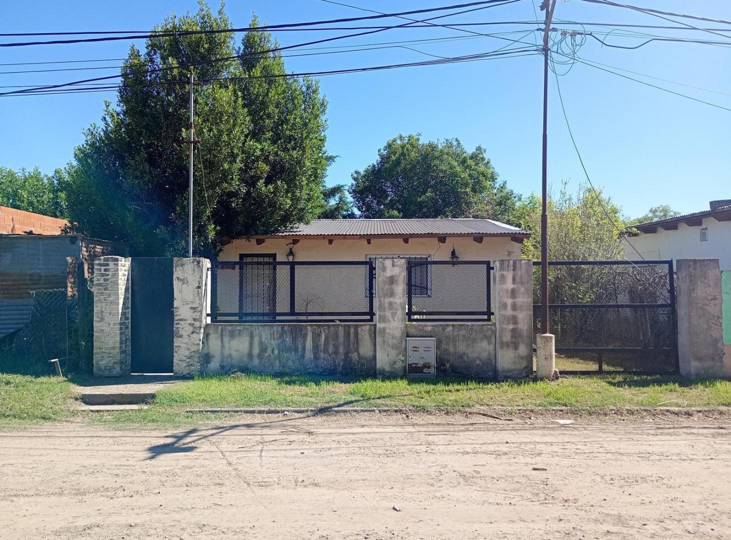 VENTA - Casa a refaccionar con jardín y cochera - Roldán.