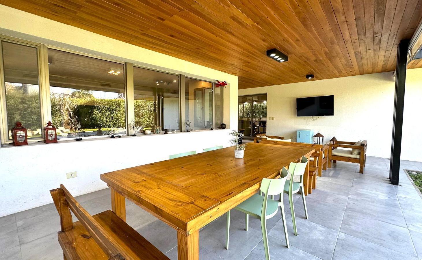 VENTA | PERMUTA - Casa 4 Dormitorios y Comodín - Funes Hills San Marino.