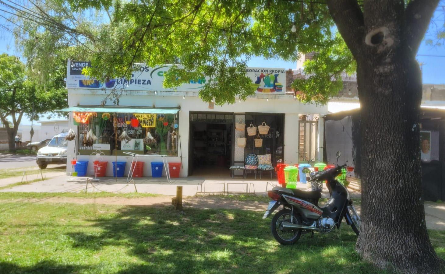 VENTA - Monoambiente con patio, cochera y local comercial. Granadero Baigorria.