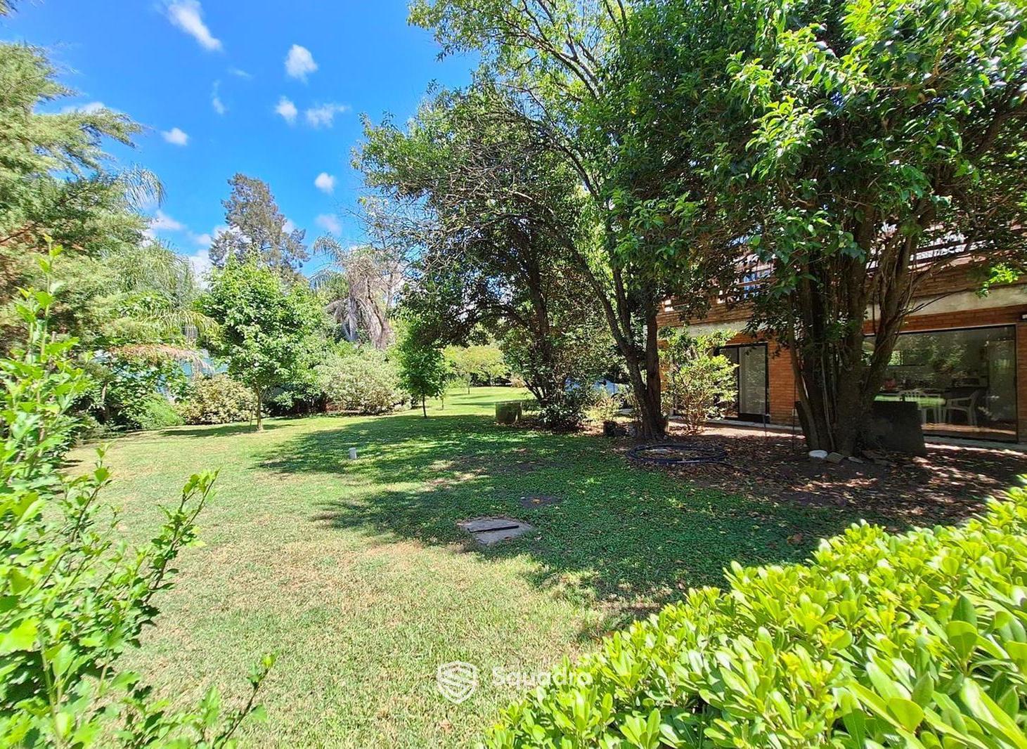 VENTA | PERMUTA - Casa 4 dormitorios, parque, quincho y pileta. Funes.