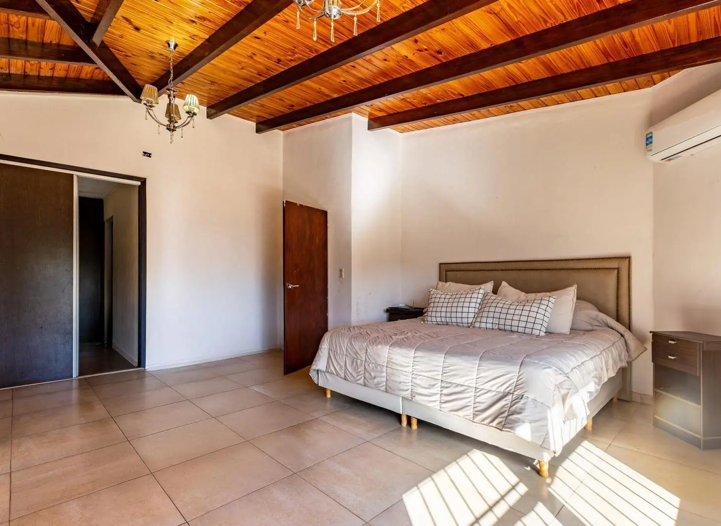 VENTA | PERMUTA - Casa de 5 dormitorios con cochera y jardín - Ibarlucea. 8