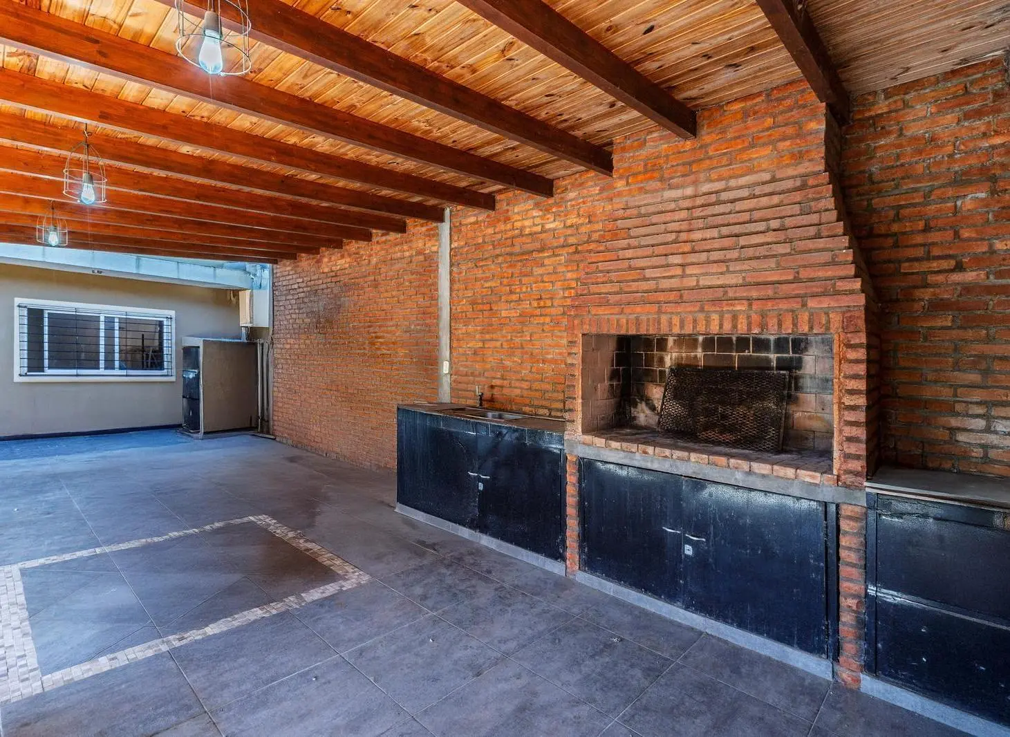 VENTA | PERMUTA - Casa de 5 dormitorios con cochera y jardín - Ibarlucea. 4