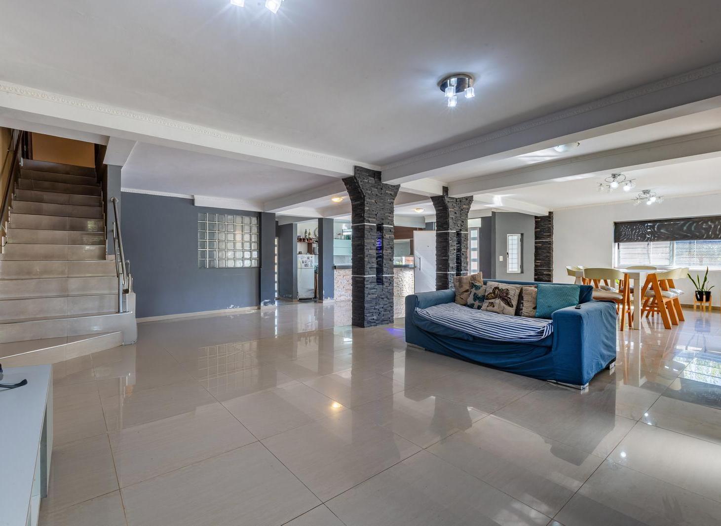 VENTA | PERMUTA - Casa de 5 dormitorios con cochera y jardín - Ibarlucea.