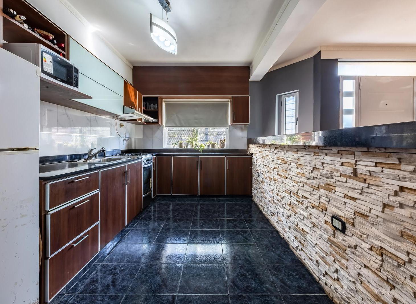 Foto de VENTA | PERMUTA - Casa de 5 dormitorios con cochera y jardín, imagen 3
