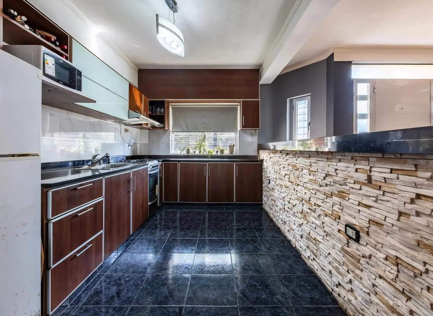 VENTA | PERMUTA - Casa de 5 dormitorios con cochera y jardín - Ibarlucea. 3
