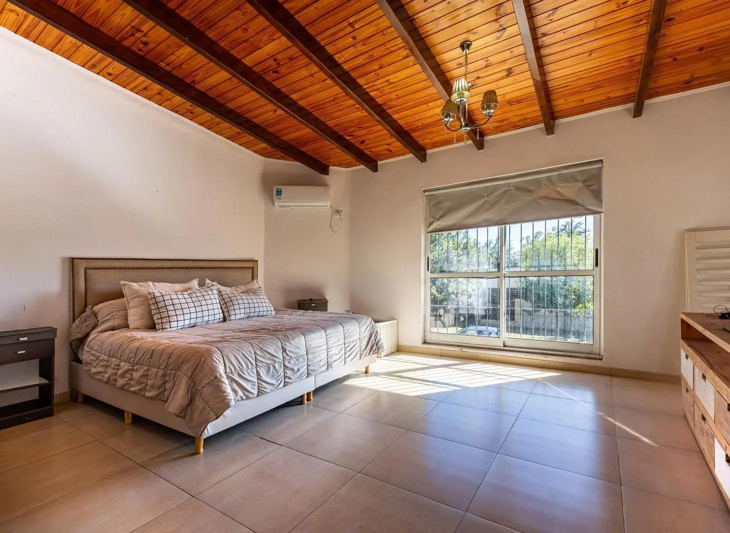 VENTA | PERMUTA - Casa de 5 dormitorios con cochera y jardín - Ibarlucea. 2
