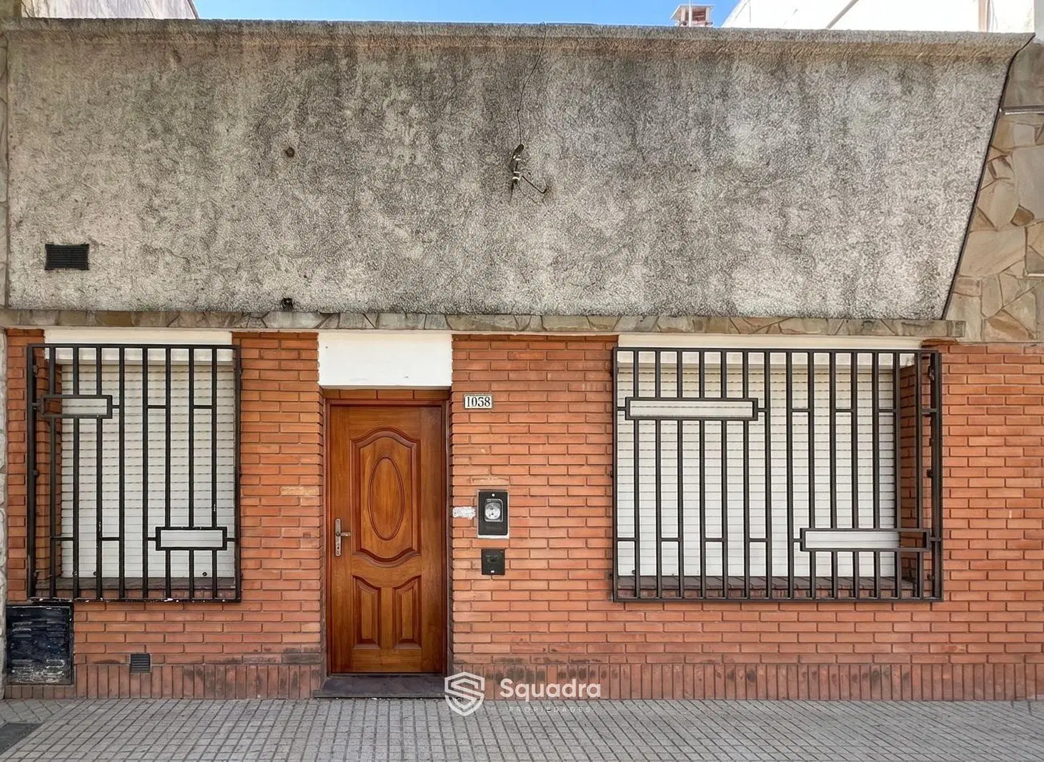 VENTA - CASA DE 1 DORMITORIO CON PATIO, ARROYITO. 2