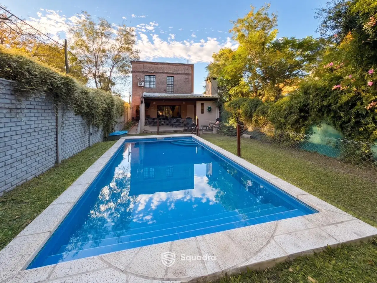 VENTA | PERMUTA - Casa de 2 dormitorios con cochera, jardín y piscina - Fisherton, Rosario. 1