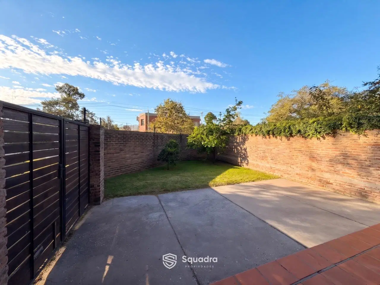 VENTA | PERMUTA - Casa de 2 dormitorios con cochera, jardín y piscina - Fisherton, Rosario. 3